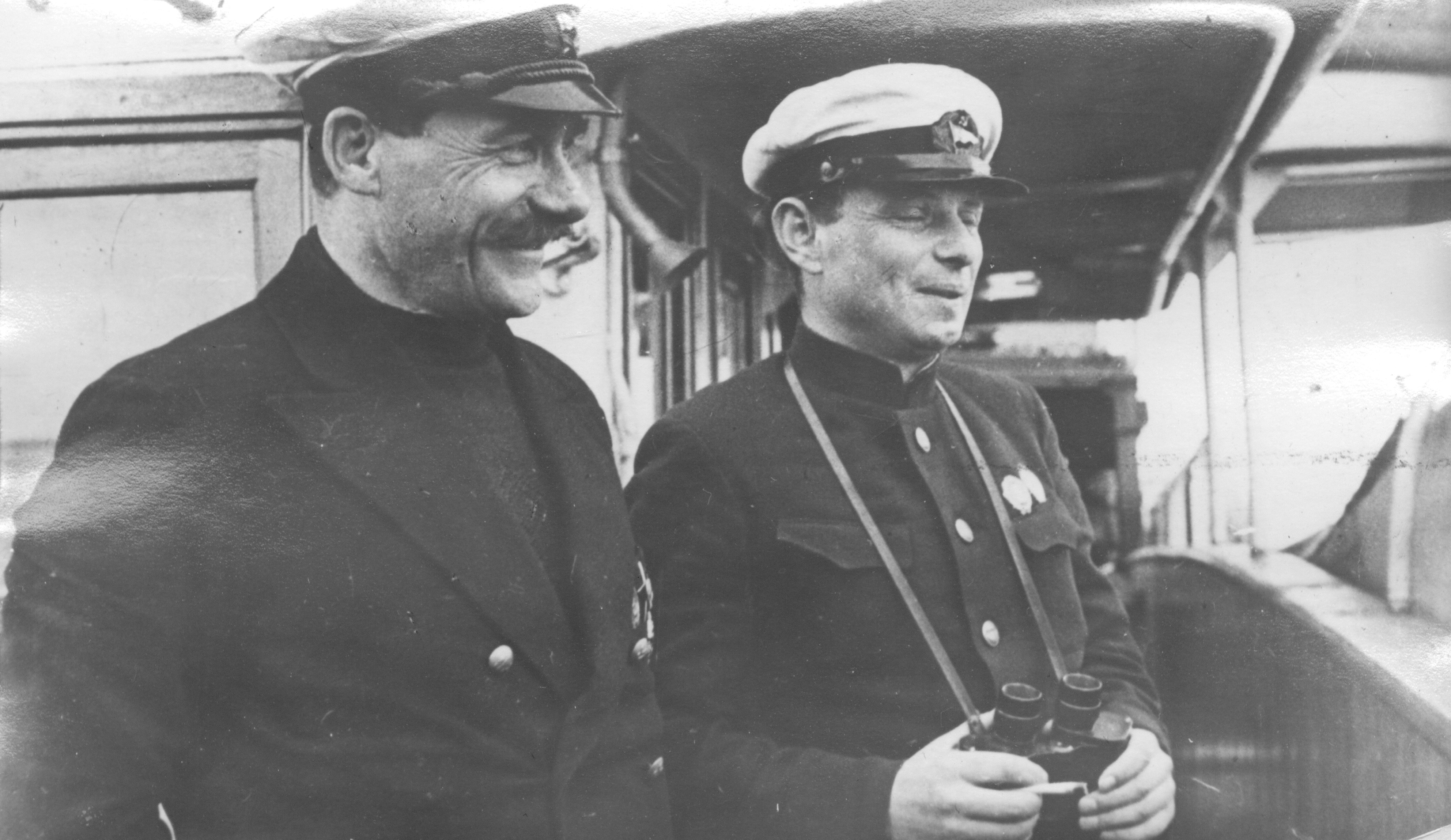 Воронин В.И. и Шевелев М.И. на борту ледокольного парохода "И. Сталин". Съёмка  – 1938 г. Автор съёмки – Курилов С.В. Из фотофонда ГААО. 