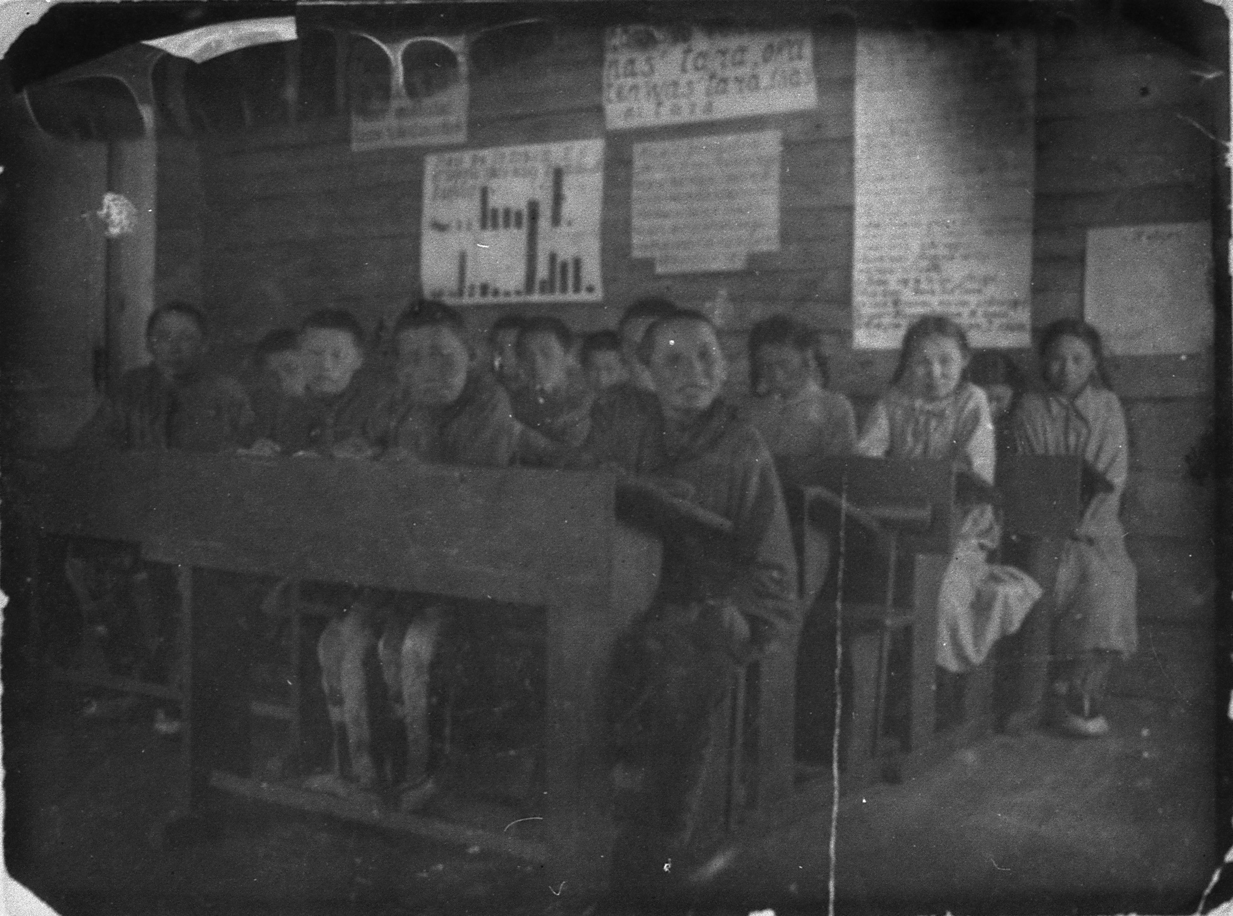 Ненецкие ребята за партами в школе на о. Колгуев. Съёмка  – 1933 г. Автор съёмки – Неизвестен. Из фотофонда ГААО.